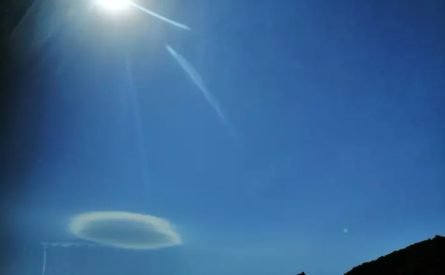 Na nebu iznad Grčke neobična pojava (ВИДЕО)