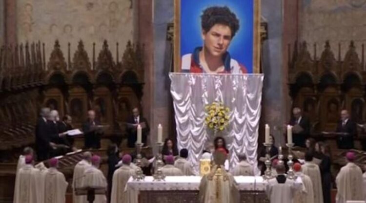 PAPA ĆE PROGLASITI INFLUENSERA ZA SVECA?! Ovo je PRVI SLUČAJ u svetu: Poznat RAZLOG beatifikacije (VIDEO)
