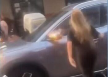 (VIDEO) Žena uhvatila političara s ljubavnicom, pa mu napravila haos i lupala stakla na kolima! „Uništio si mi život“